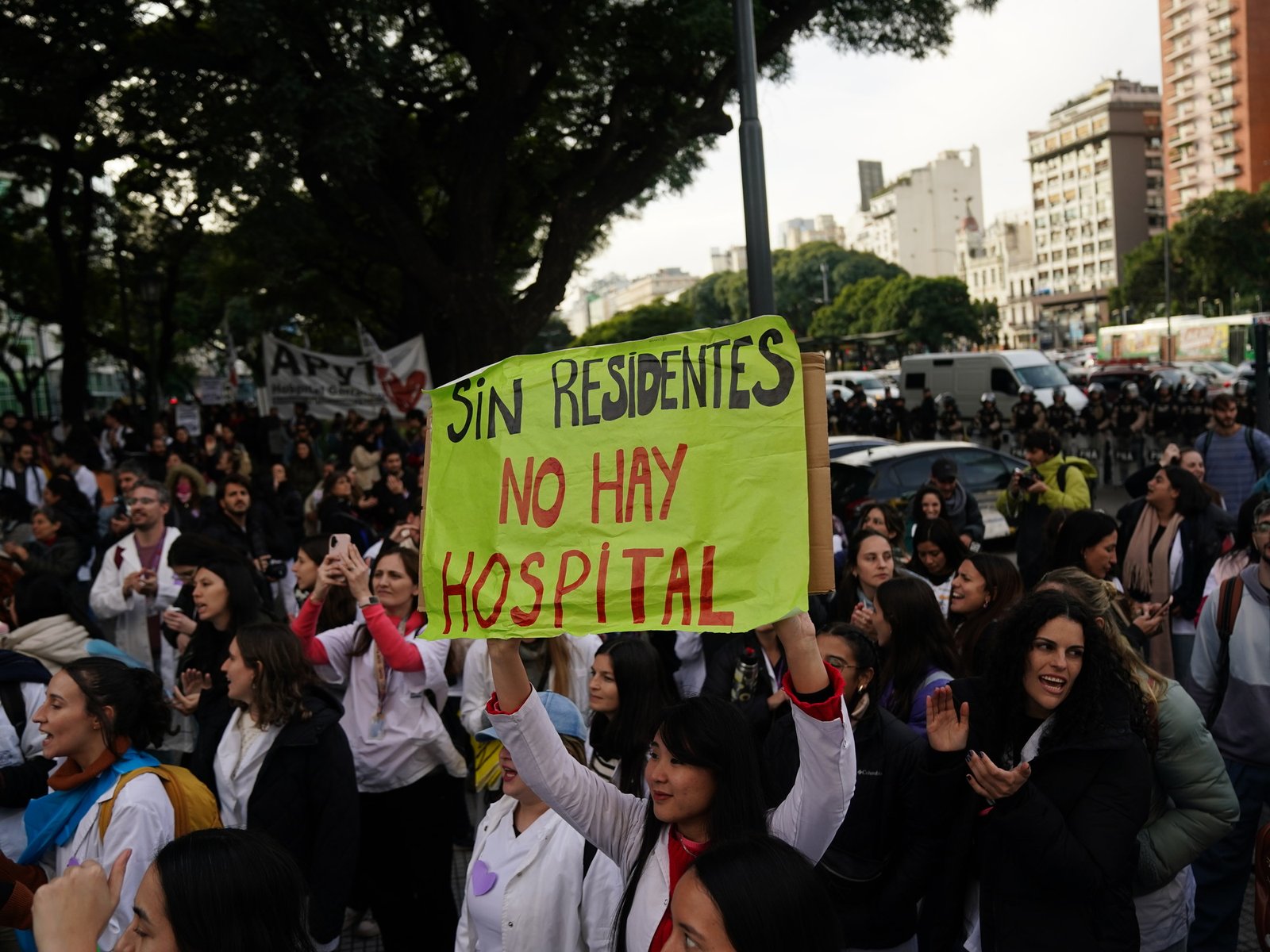 Crece el conflicto por los sueldos del Hospital Garrahan y el Gobierno replica: “Los ñoquis se van”