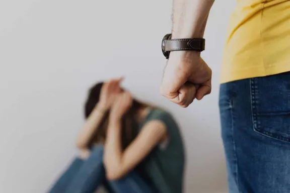 Deberá pagar $100 mil a su ex y asistir a un taller obligatorio tras violentarla