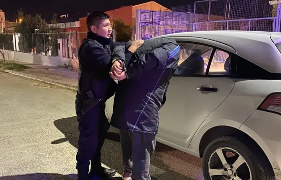 Detienen a dos jóvenes con un arma en un auto sin patente