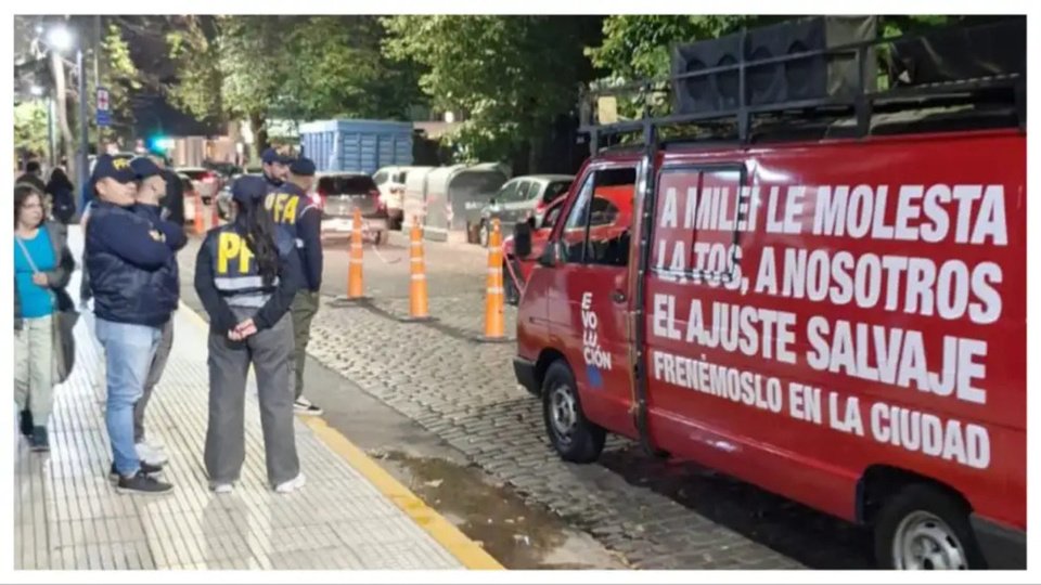 Detuvieron a siete militantes radicales que hacían campaña contra Milei | En Belgrano