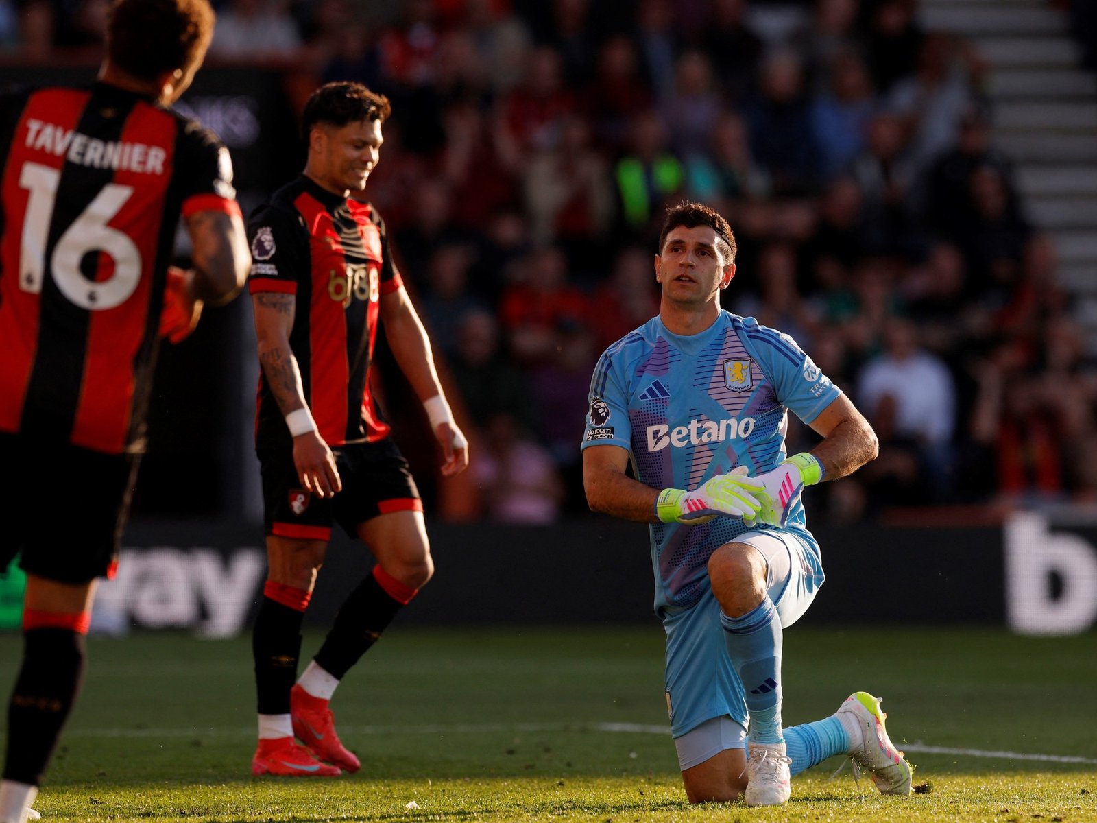 Dibu Martínez tuvo una atajada a puro reflejo en la última jugada y Aston Villa le ganó a Bournemouth para seguir cerca de zona de Champions League