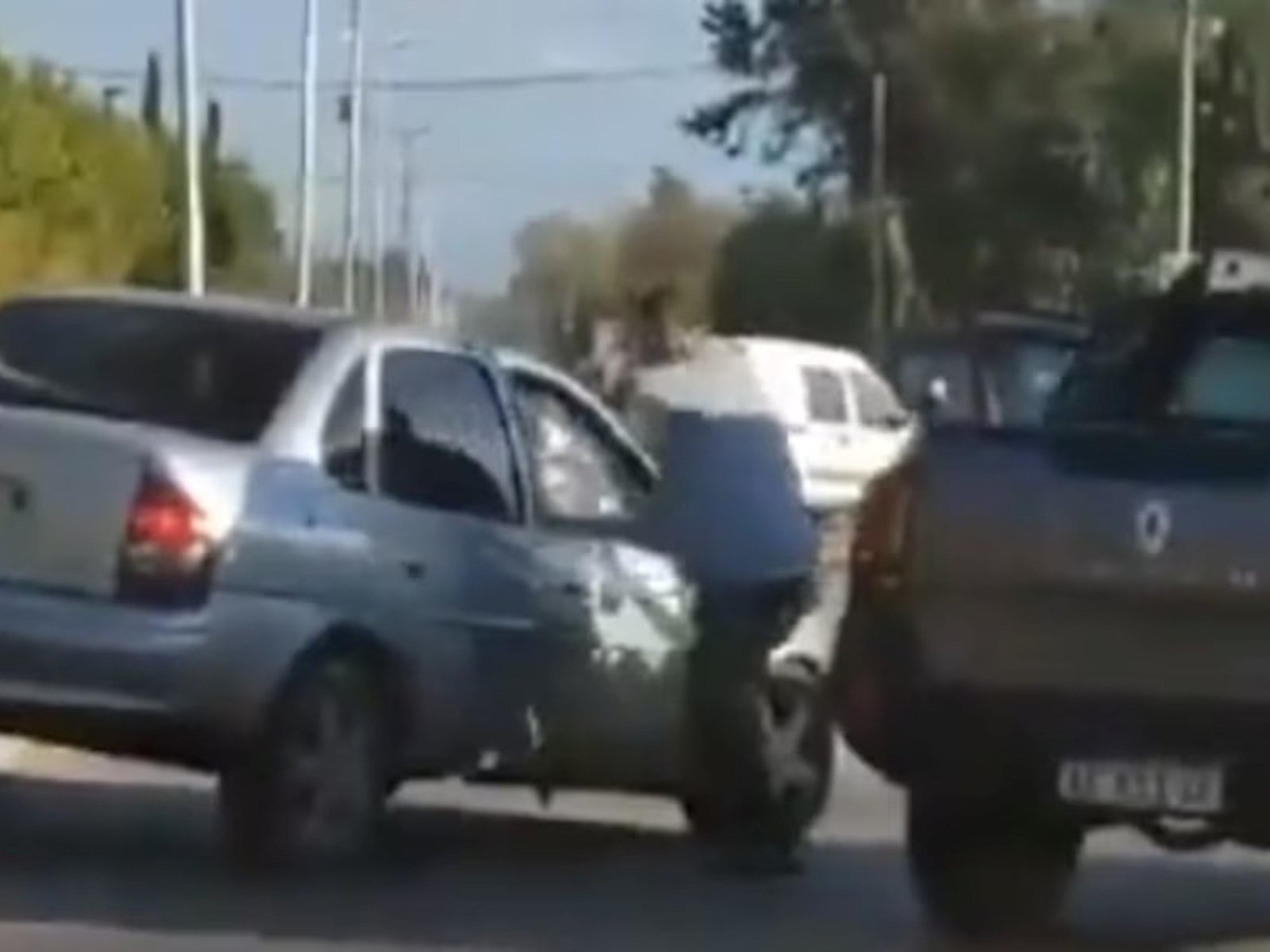Dos conductores protagonizaron una salvaje pelea en el medio de la calle en Merlo delante de un niño