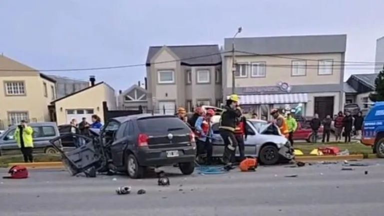 Dos muertos y una familia en grave estado tras un choque frontal