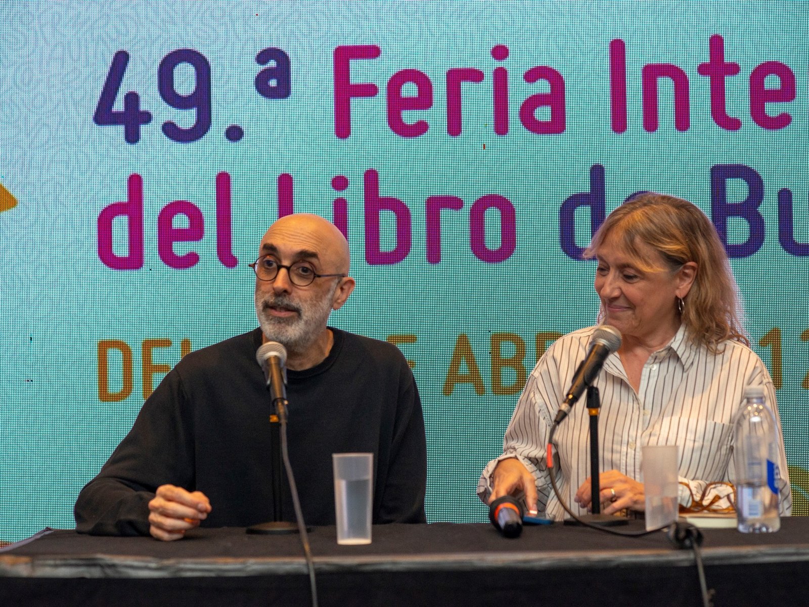 Eduardo Halfon presentó su obra en una Sala Storni colmada