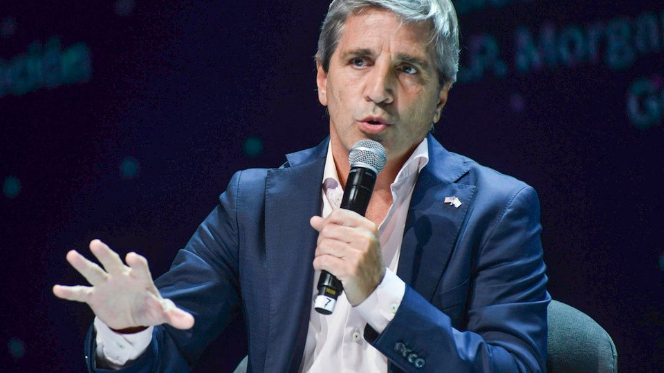 El Gobierno apunta a que los dólares del colchón se vuelquen a la economía | Luis Caputo plantea el uso de la divisa estadounidense para gastos cotidianos