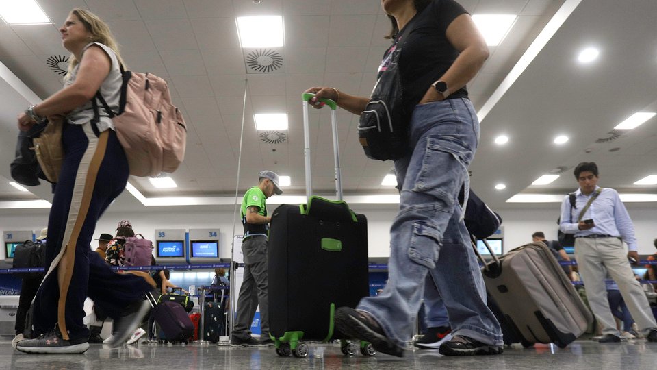 El Gobierno frenó el paro de controladores aéreos con la conciliación obligatoria | Los vuelos operarán con normalidad entre el 24 y el 31 de mayo