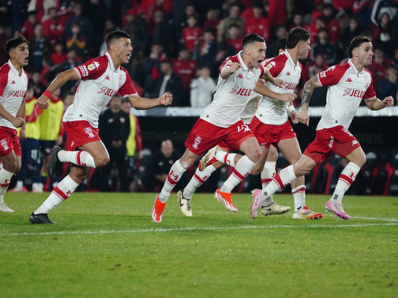 El Huracán de Kudelka se regaló la noche que la historia le venía negando y eliminó a Independiente en Avellaneda, con penales y mucho corazón
