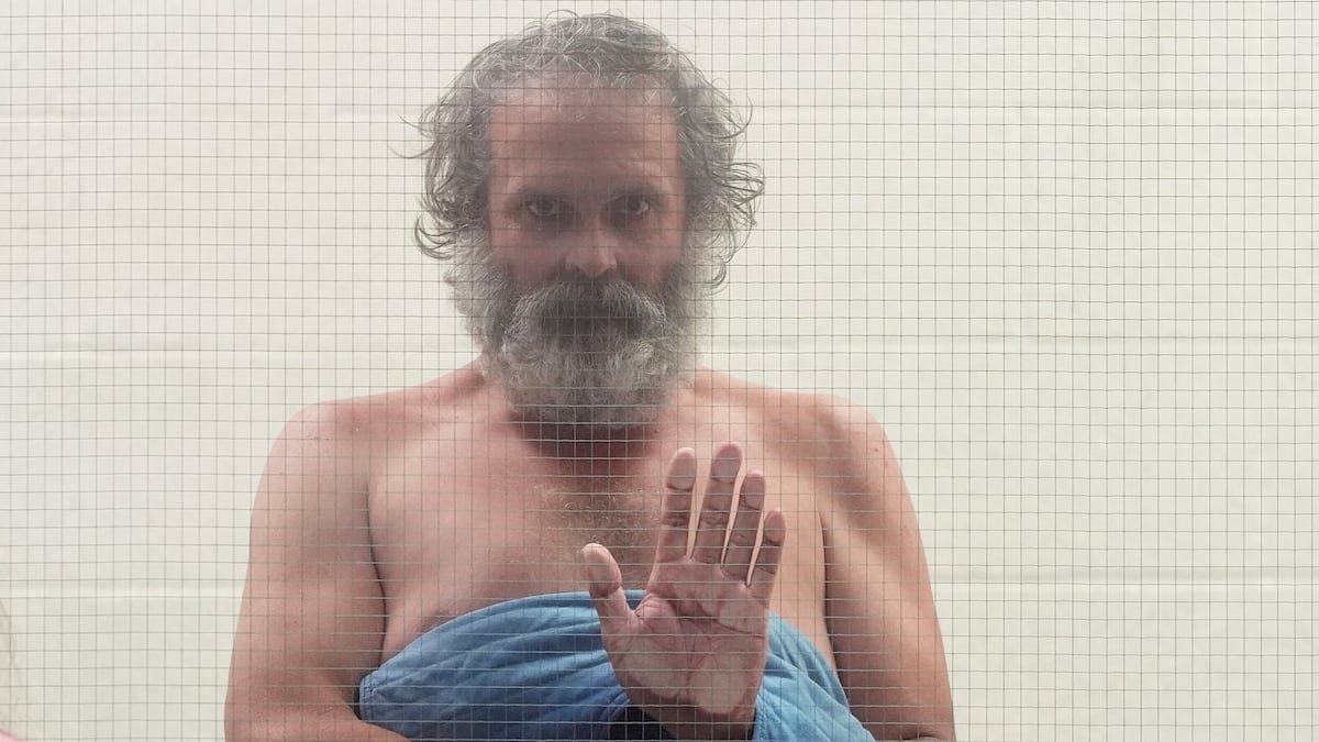 El acosador de Jennifer Aniston comparece en el juzgado semidesnudo y el juez le pide una evaluación mental | Gente