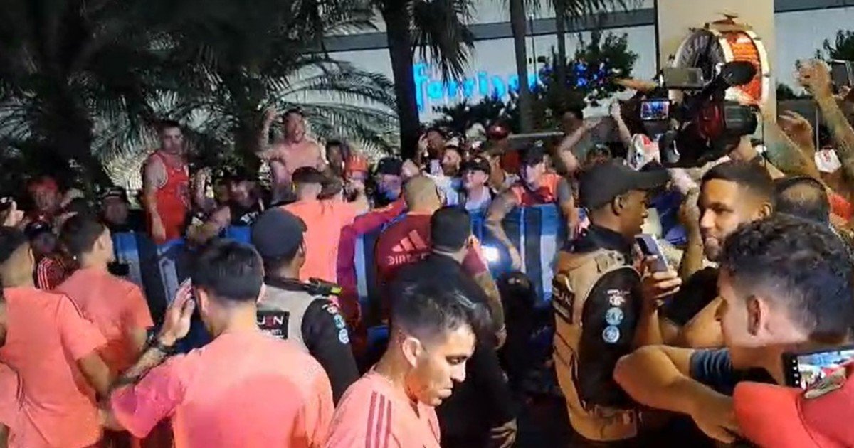 El gesto de los jugadores de River con los hinchas en Guayaquil :: Olé