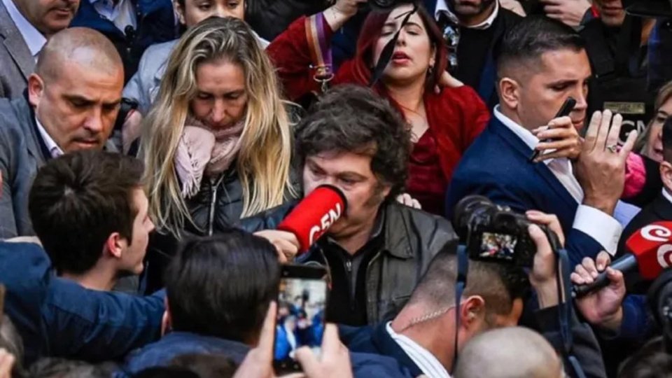 El no saludo a Milei, un microfono al revés, un desmayado y las mejores perlitas de las elecciones en CABA