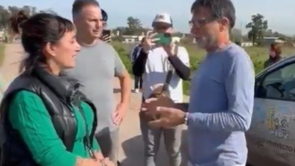 El padre Paco Olveira acusó a Leila Gianni de “basura” e “hipócrita” tras una chicana feroz en un barrio de Merlo | Operaciones electorales