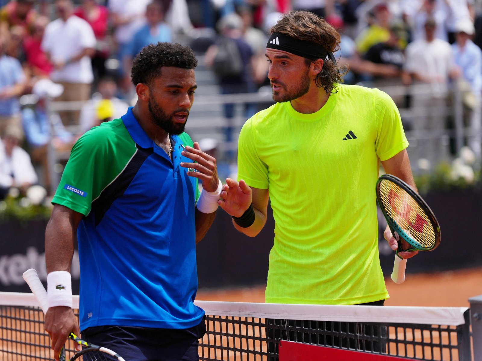 El picante cruce cara a cara en la red entre Fils y Tsitsipas en el Masters 1000 de Roma por un pelotazo al cuerpo