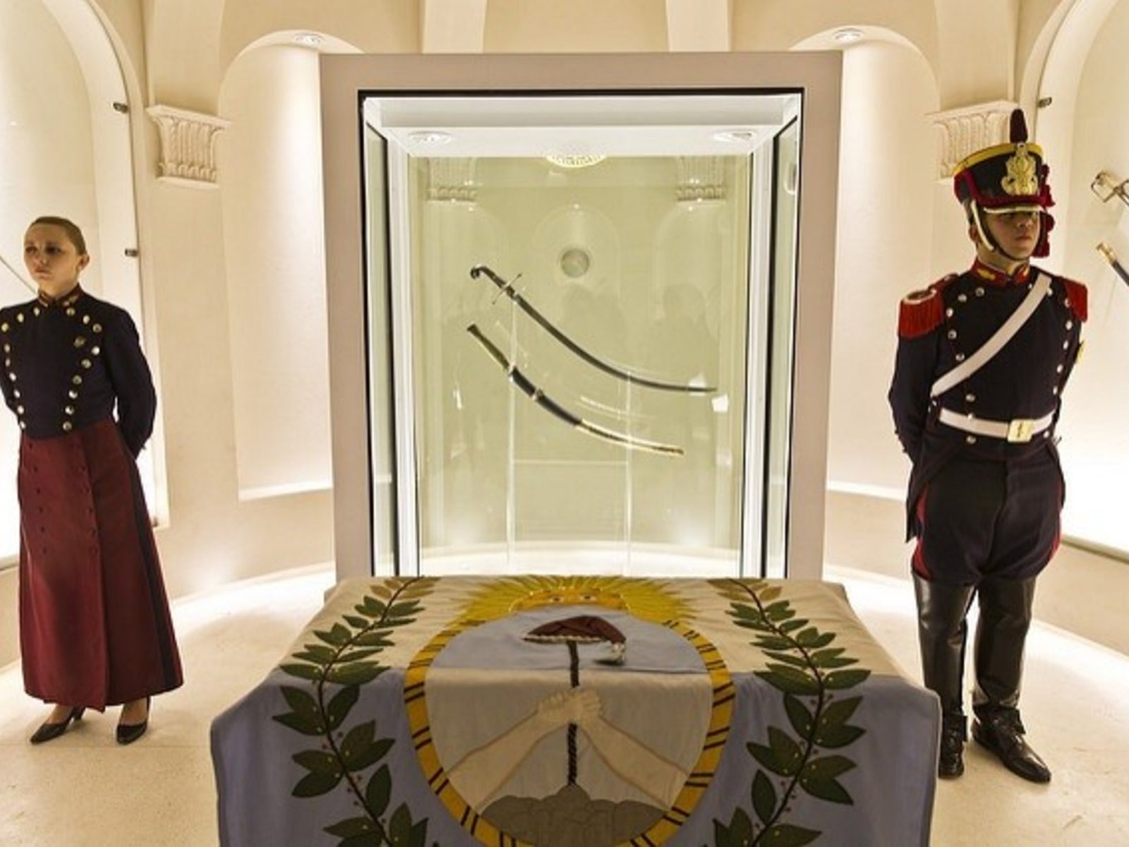 El sable corvo de San Martín, en medio de una disputa insólita