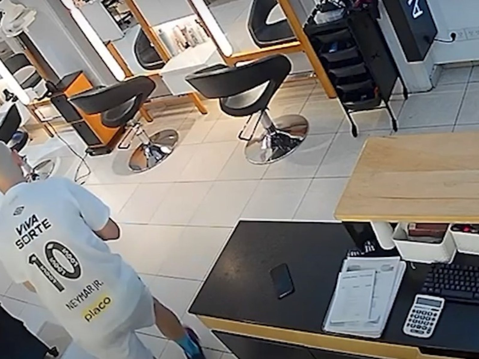 El violento ladrón que arrastró del pelo a una mujer en Palermo y cayó por salir a robar con una camiseta de Neymar