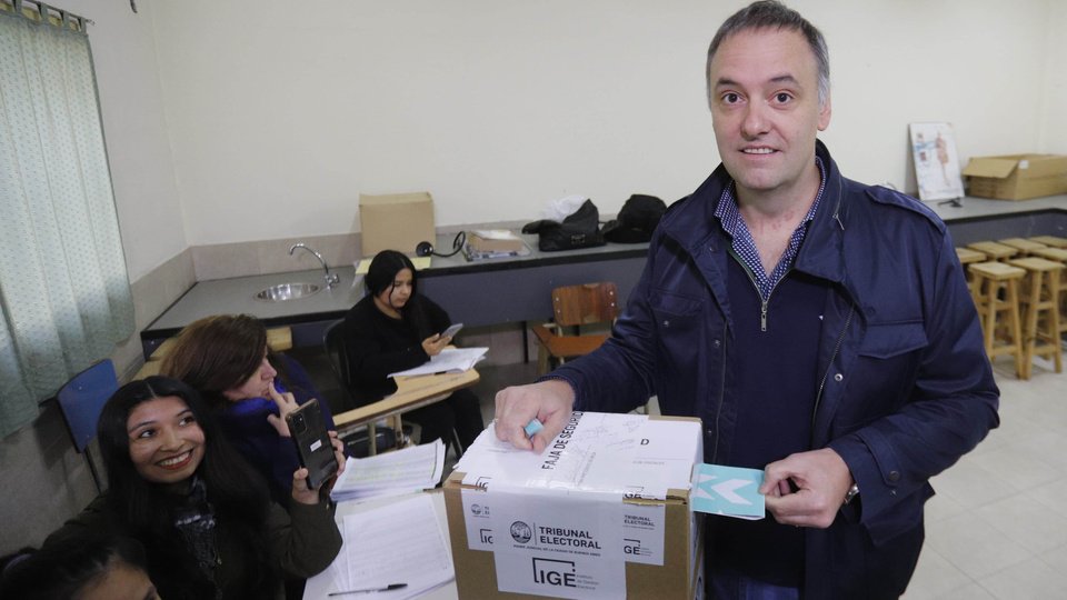 Elecciones CABA 2025: Adorni aguarda los resultados en el búnker de LLA | El candidato de Milei espera con expectativas en el Hotel Libertador