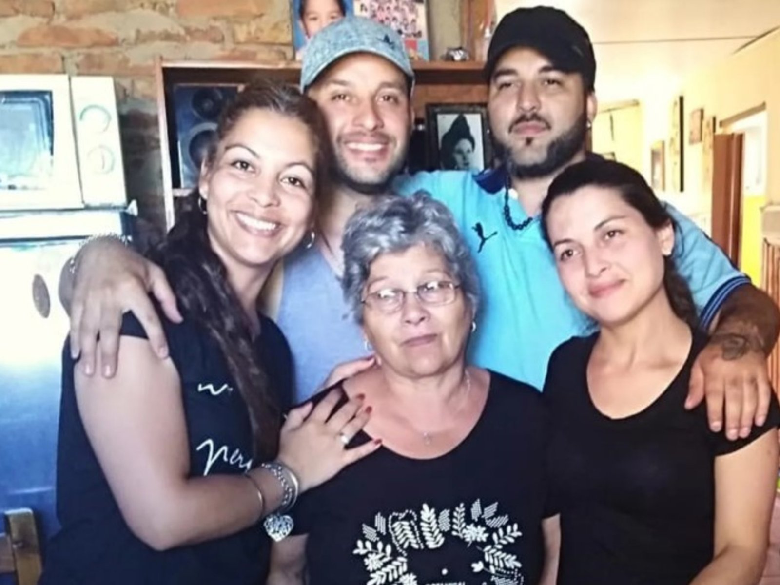 “Ella está en su casa y mi hermano en el cementerio”