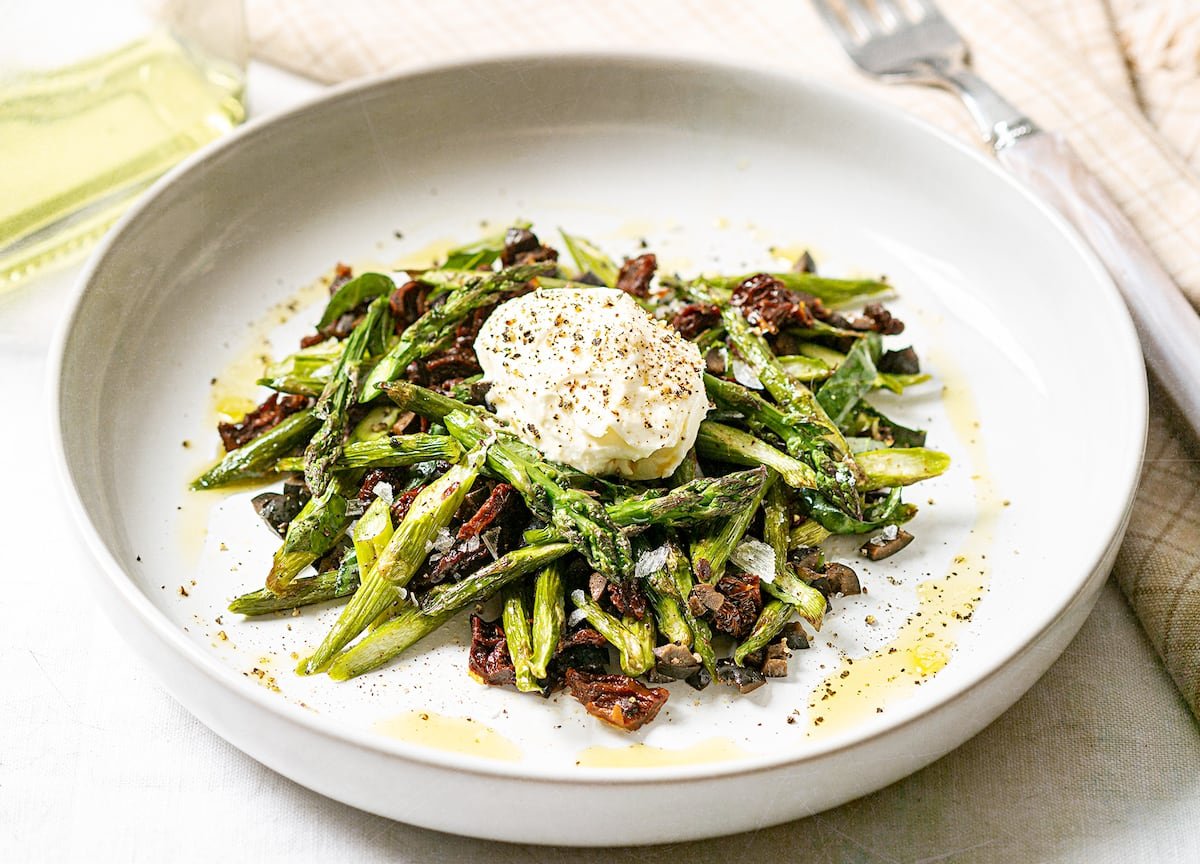 Ensalada de trigueros y tomate con crema de mascarpone | El Comidista | Gastronomía