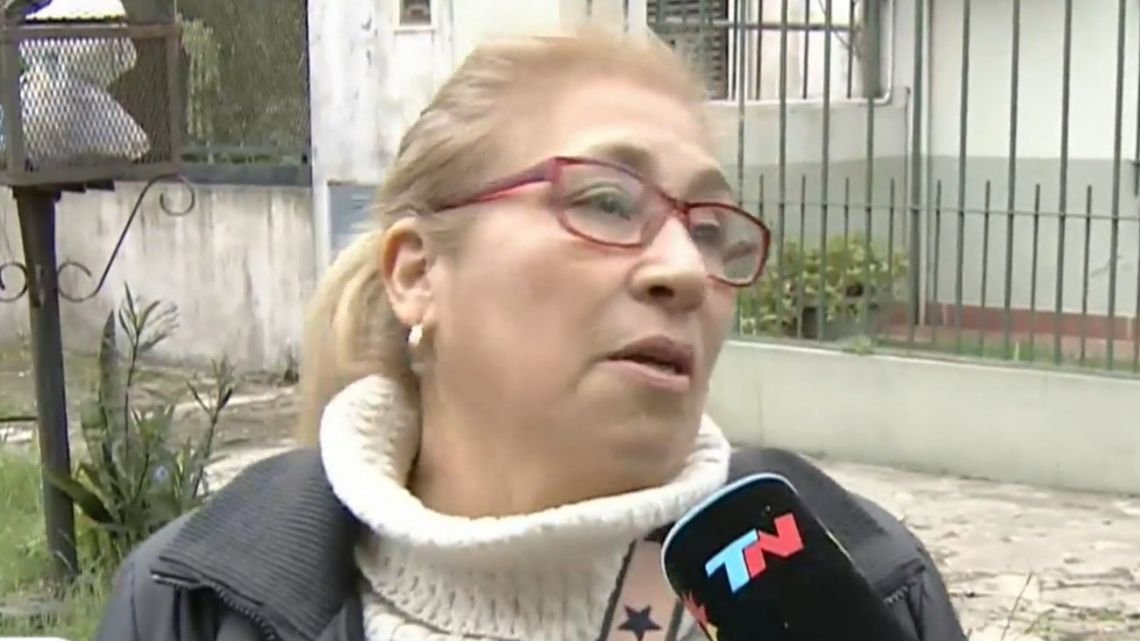 Entraron a su casa mientras dormía y le quemaron la mano con una plancha para robarle