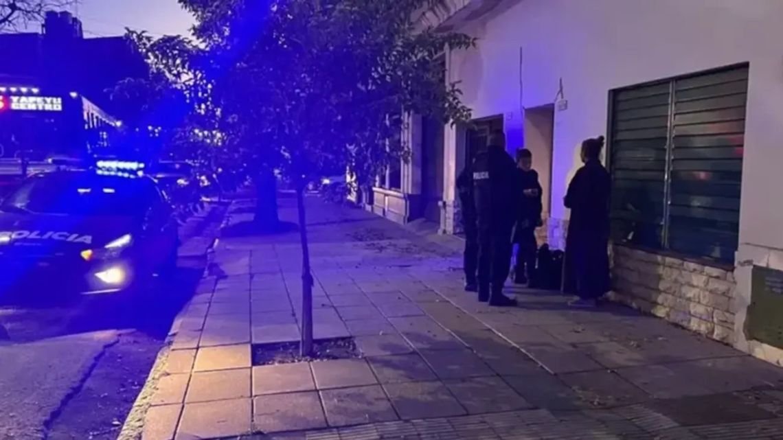 Entró a robar a su casa y quiso violarla: lo calmó con cigarrillos y una serie de Netflix y se quedó dormido