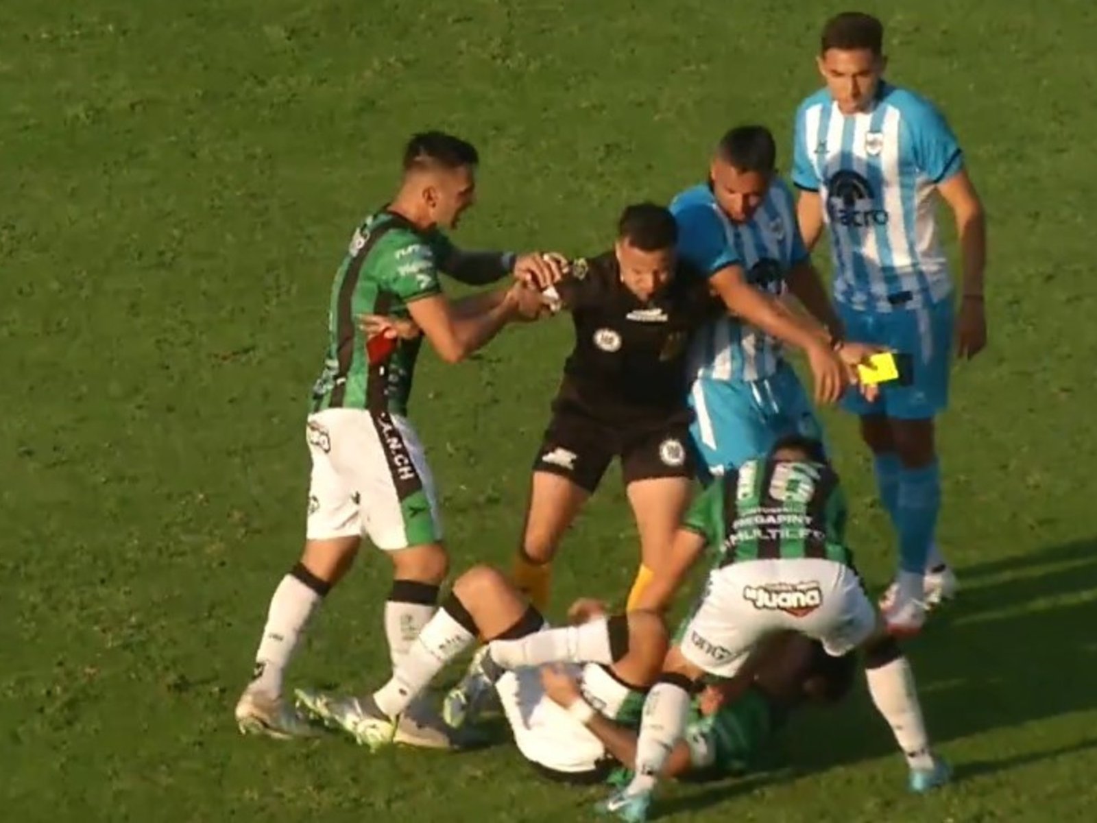 Escalofriante lesión del capitán de Nueva Chicago, Stefano Callegari, contra Gimnasia de Jujuy en la Primera Nacional