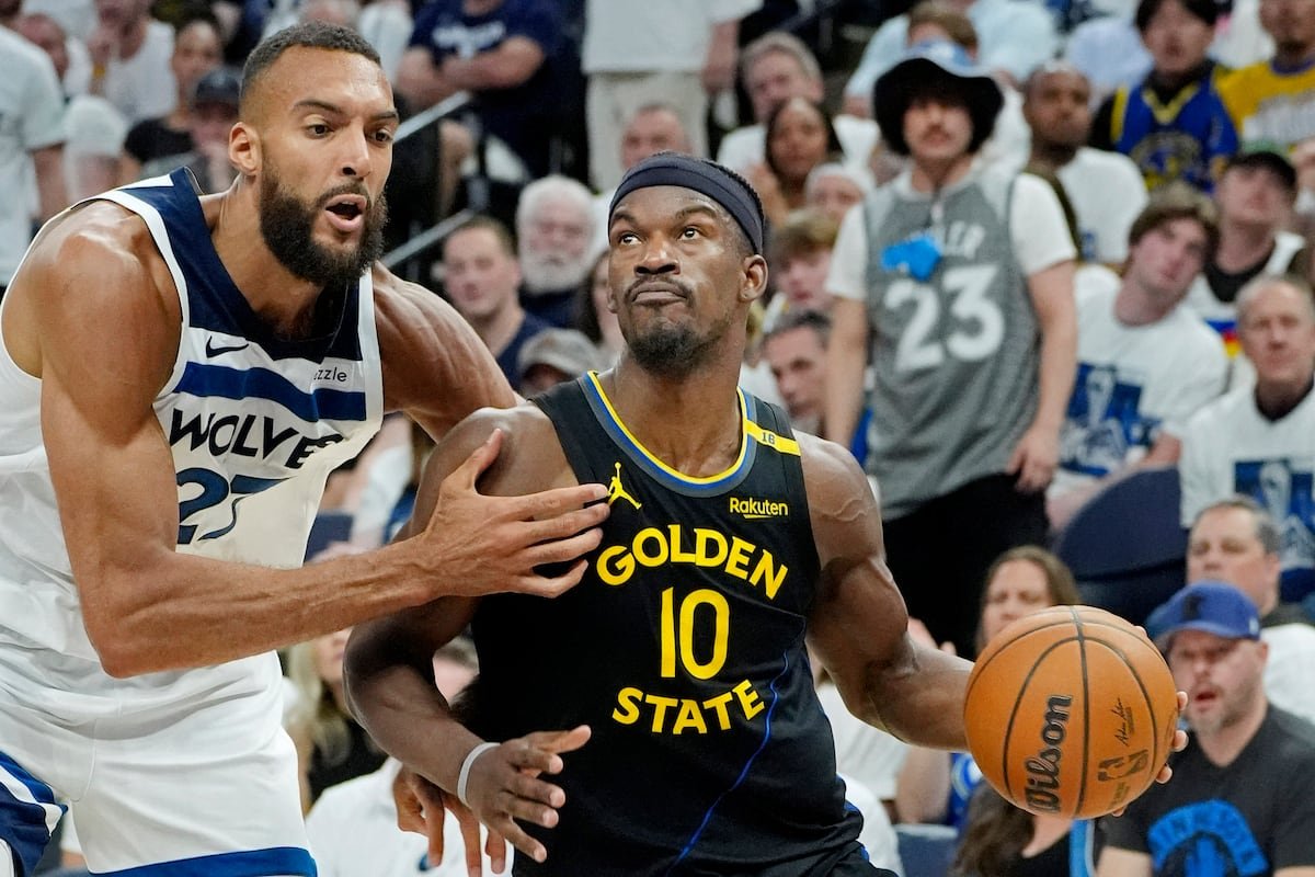Jimmy Butler ataca la canasta frente al francés Rudy Gobert.