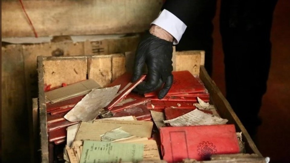 Hallan cajas con material nazi en el archivo de la Corte Suprema: habían llegado en 1941 | Pasaportes, propaganda y fichas de afiliados
