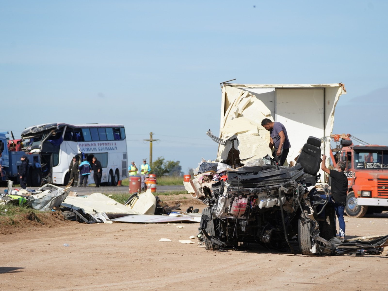 Identificaron a los cuatro muertos por el choque entre un micro y un camión en la ruta 3