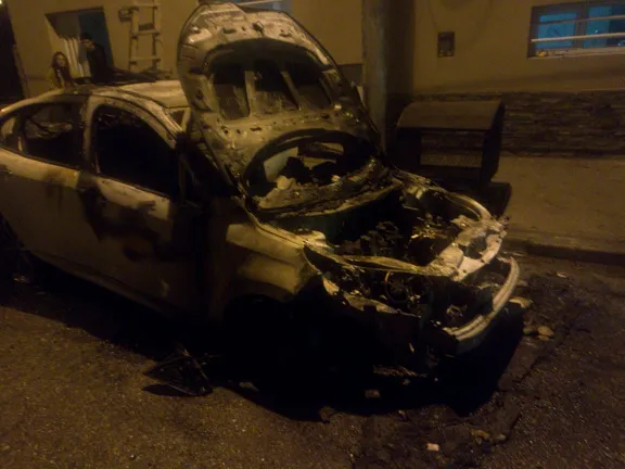 Incendio de un auto en plena madrugada en el barrio Ferroviario