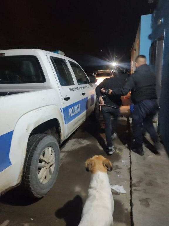 Intento de robo en San Cayetano: detienen a un hombre sorprendido forzando un auto