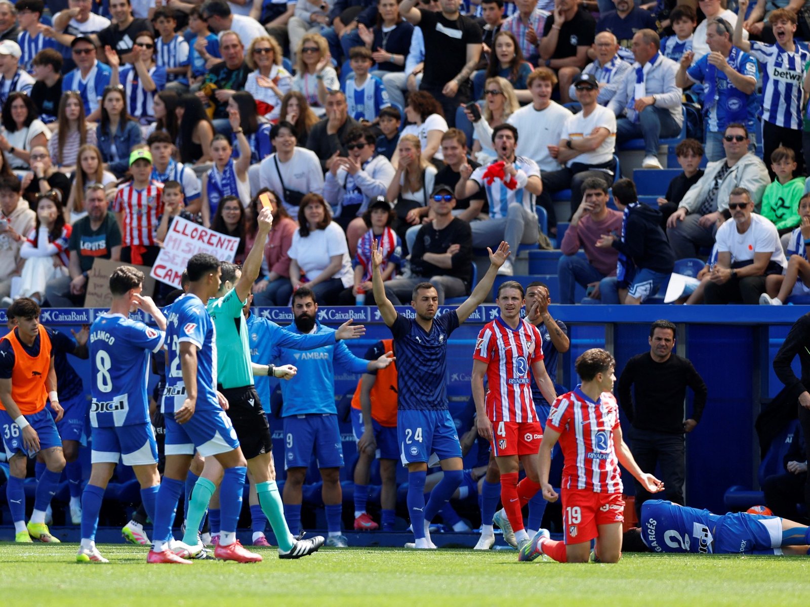 Julián Álvarez se salvó de la roja por el VAR y el Chacho Coudet estalló de la bronca