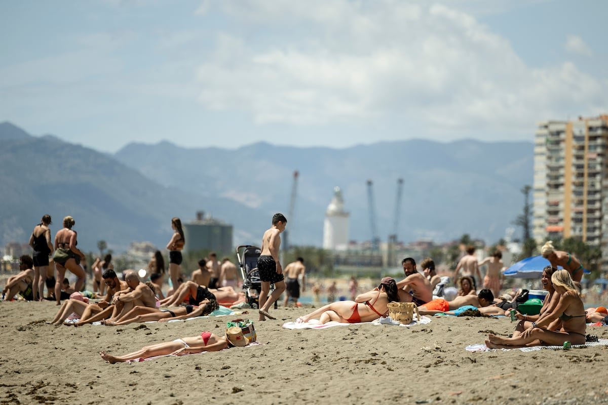 La Costa del Sol abre el grifo en las duchas de las playas | España