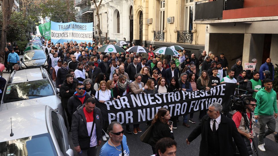 La UBA salió a la calle en contra del ajuste de Milei | Movilización de gremios y estudiantes al Palacio Pizzurno