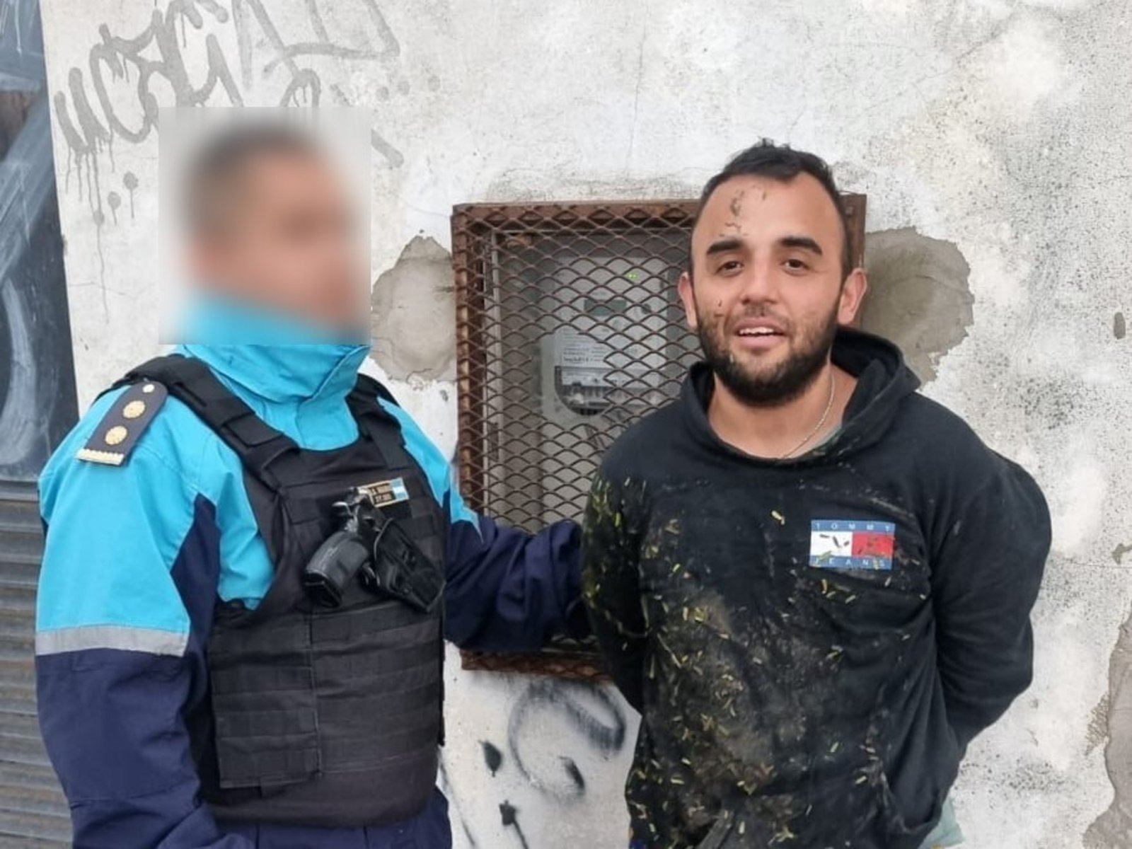 La indignante sonrisa del detenido por robar un auto, arrastrar 100 metros a su dueña y dejarla en coma