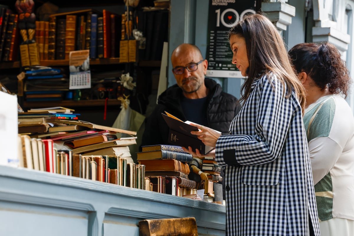 La reina Letizia visita a los libreros de la Cuesta de Moyano y compra cuatro libros y un facsímil | Gente