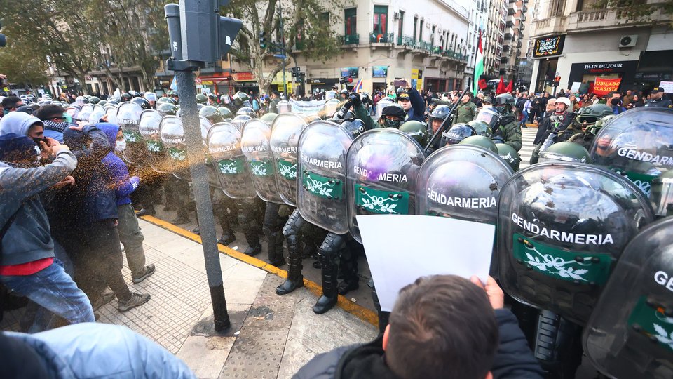 La represión de Bullrich a los jubilados dejó más de 80 heridos | Hay varios trabajadores de prensa golpeados y otros detenidos