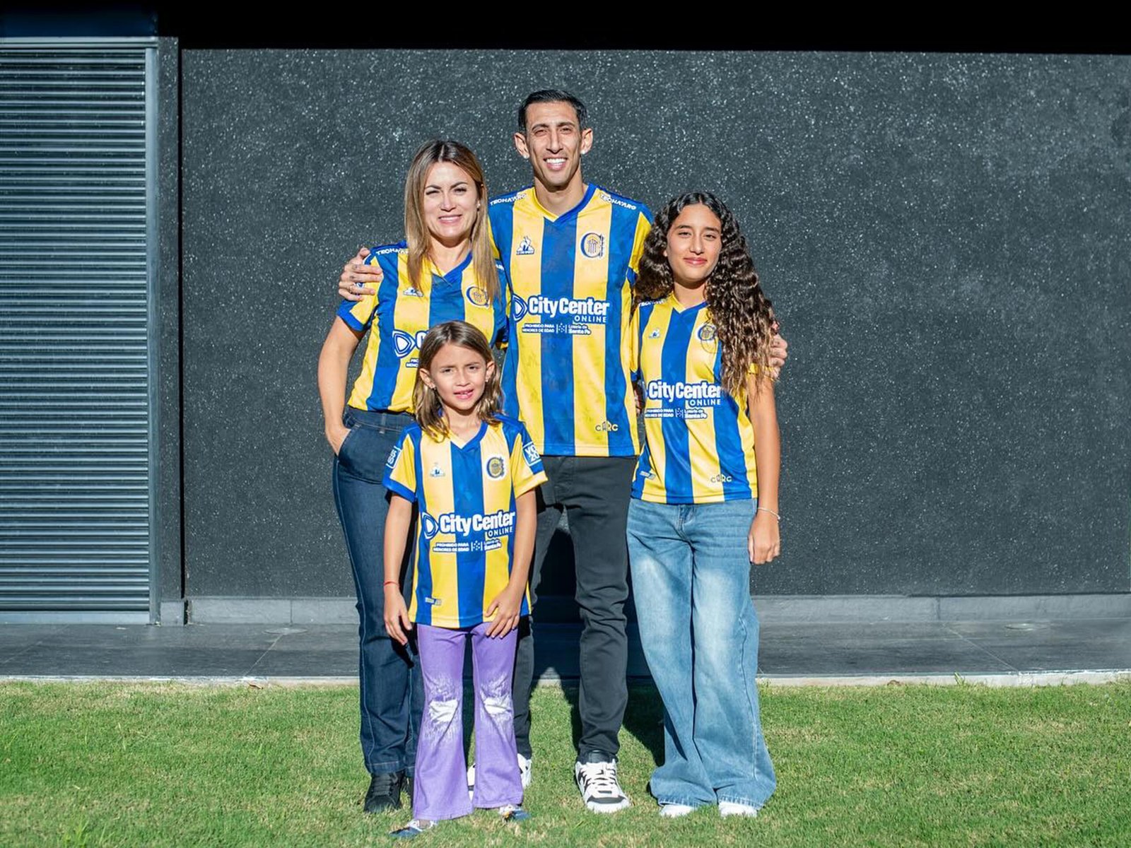 La tierna dedicatoria de Ángel Di María a su mamá y la foto familiar de su regreso a Rosario Central: “Agarrá la bici…”