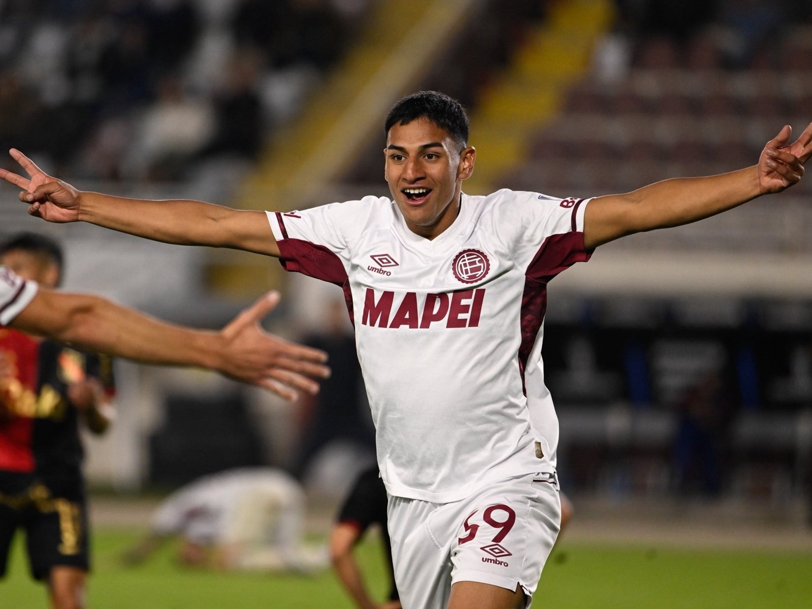 Lanús se llevó un triunfazo agónico de Perú y quedó a un paso de la clasificación en la Copa Sudamericana
