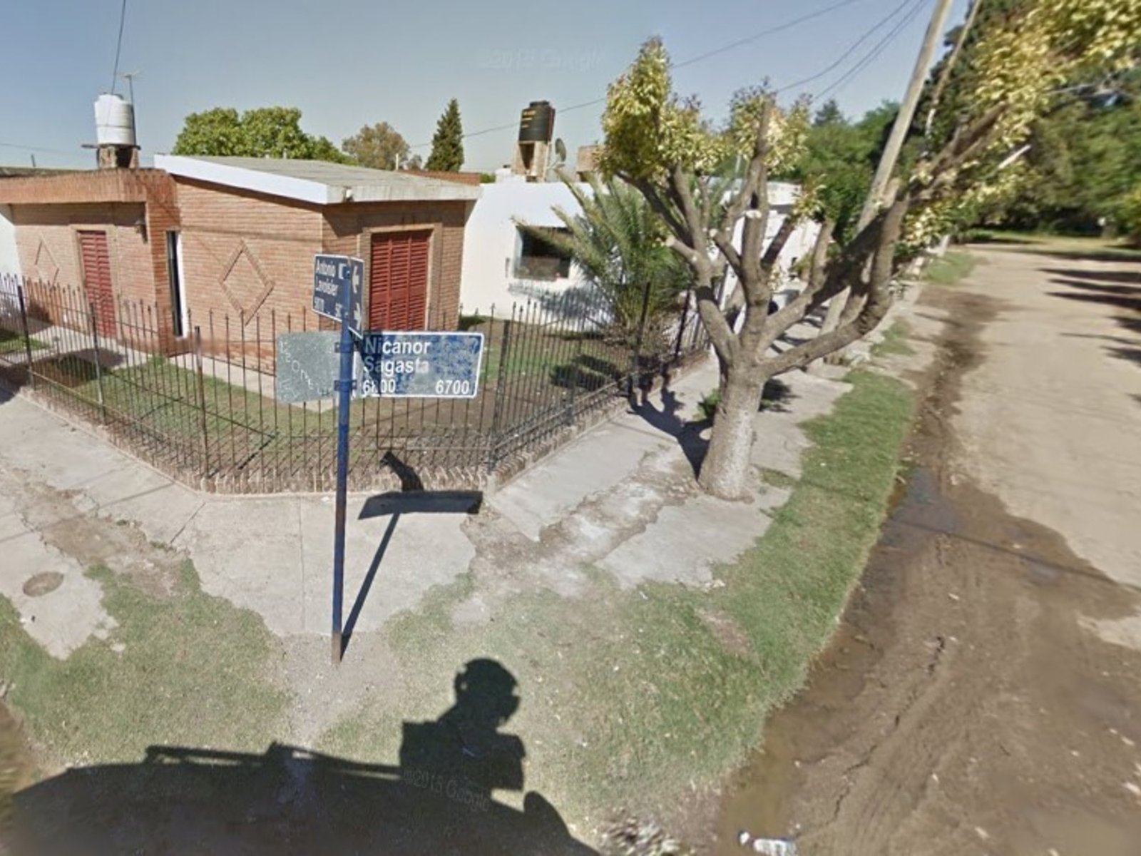 Le cortó la oreja de un machetazo a su vecino porque estacionó en la puerta de su casa