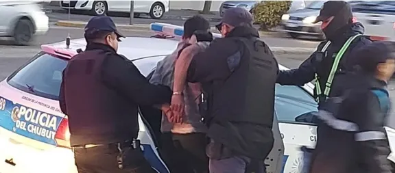 Lo golpeó y le arrebató la cartera