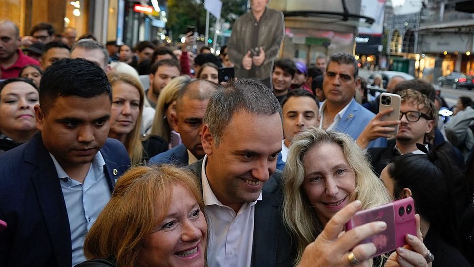 Manuel Adorni en campaña con un toque del estilo casta