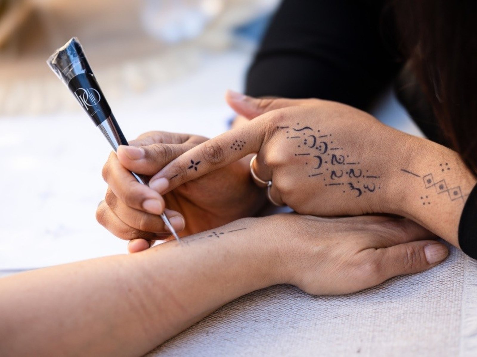 Marsella se rinde ante el arte del tatuaje y su poder identitario