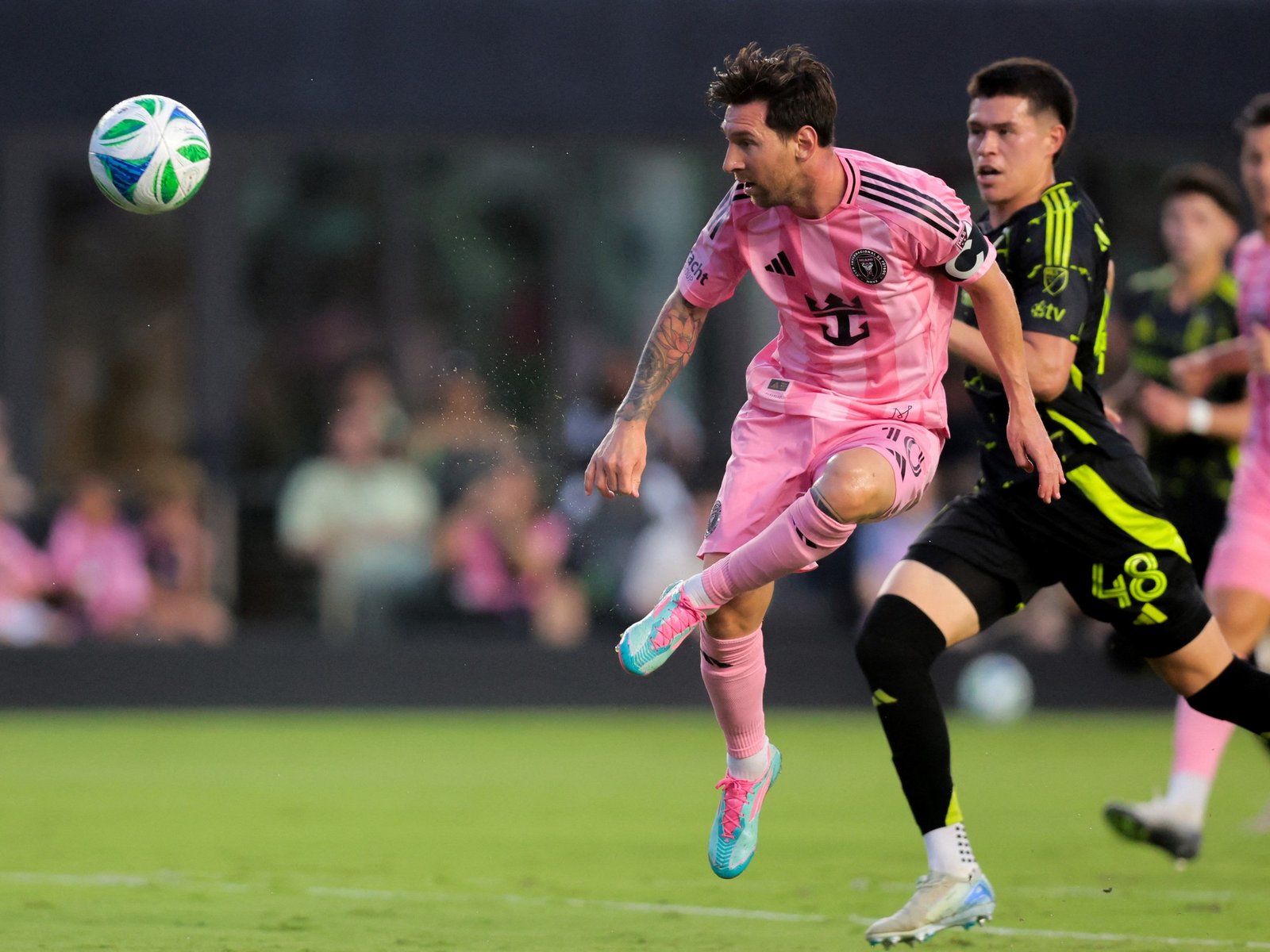 Messi jugó en modo PSG, clavó dos goles por arriba del arquero, fue la figura del Inter Miami y llega afilado a su vuelta con la Selección