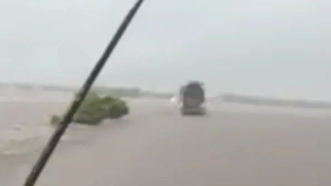 Micros varados en Ruta 9: “Nadie nos avisó nada, ni en el peaje, y estamos en medio de un mar”