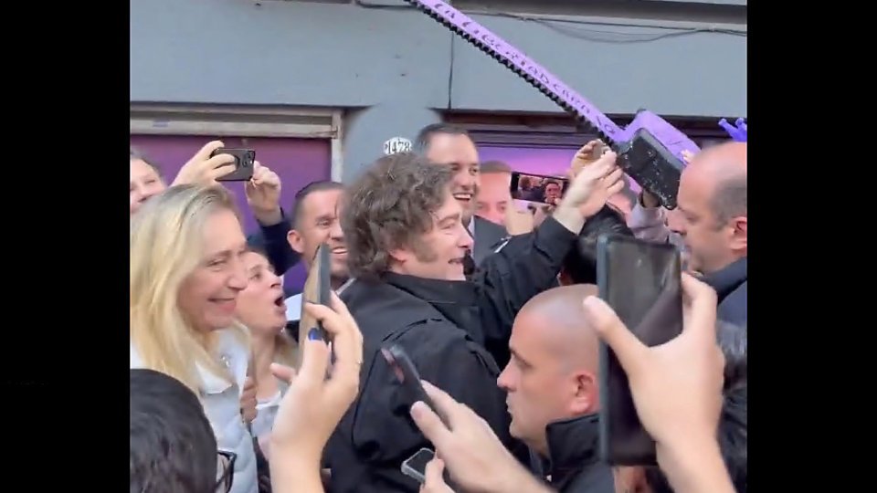 Milei, en pie de guerra con el macrismo para las elecciones porteñas | Acompañó a Manuel Adorni en un acto de campaña en Belgrano