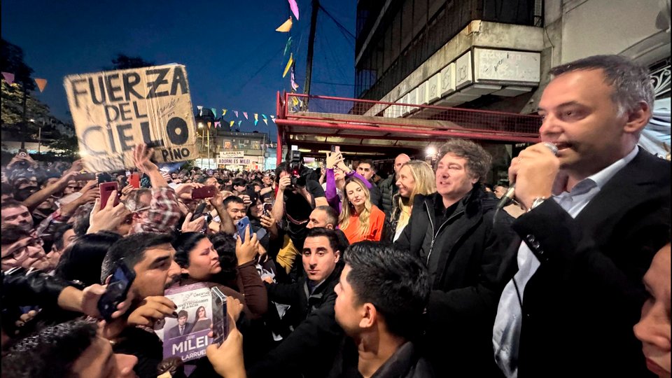 Milei y Adorni hicieron campaña en Villa Lugano con un acto exprés y ataques a la oposición | Convocó a “ponerle el último clavo al cajón del kirchnerismo”