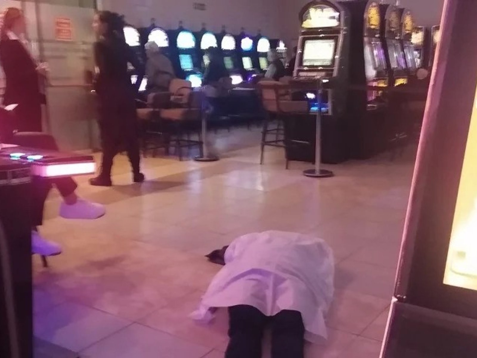 Murió una mujer en un bingo de Mar del Plata y los apostadores siguieron jugando al lado del cuerpo