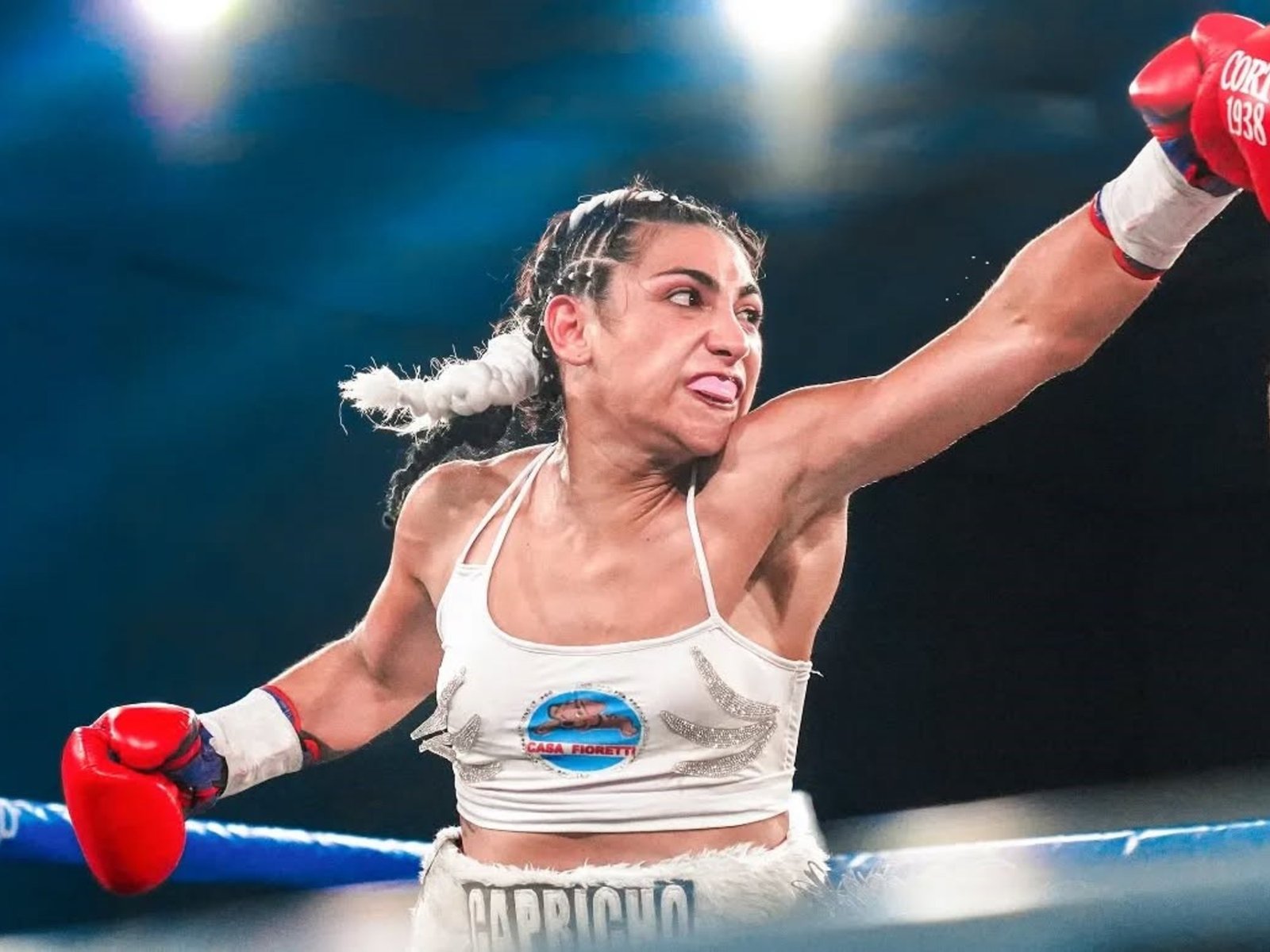 Nazarena “Capricho” Romero dejó todo, pero no pudo con la vehemente Mayelli Flores Rosquero y se quedó sin título mundial supergallo de la AMB