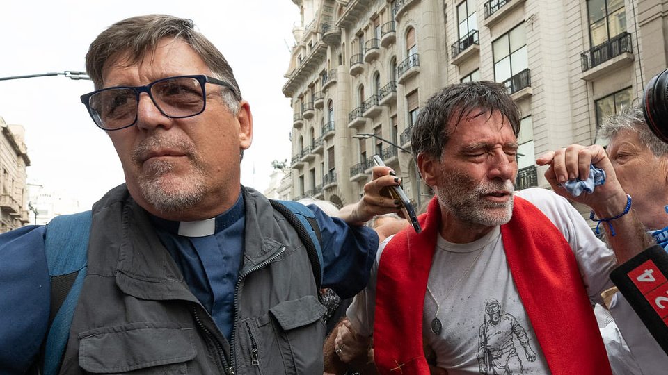 No al maltrato y a la represión | Condena a la violencia contra jubilados, curas y religiosos