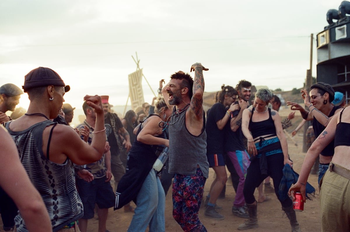 Oliver Laxe revienta Cannes con el trágico y brutal trance de ‘Sirât’ | Cultura