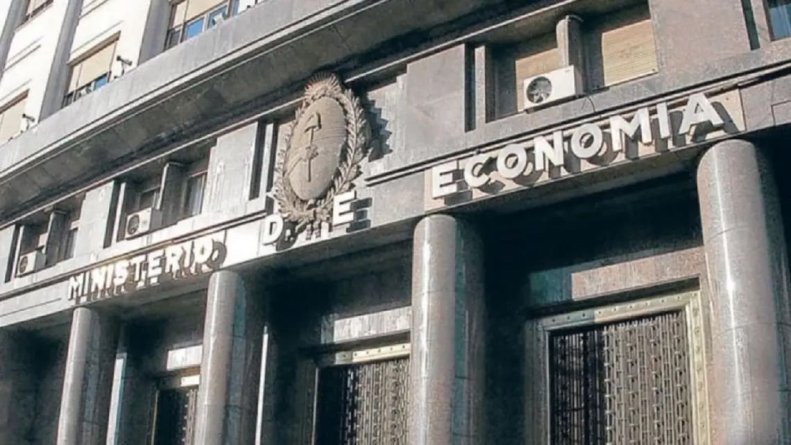 Para un economista, “el Gobierno muestra solvencia pero ningún país paga al infinito las deudas al contado”